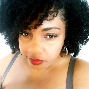 Meet your Posher, Larissa